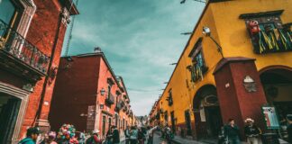 Los Mejores Lugares para Satisfacer tu Antojo de Comida Mexicana al Visitar la Ciudad de México people standing on corner road near concrete buildings during daytime