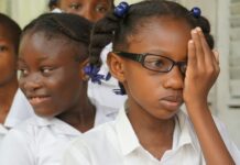 Aunque Haití tiene graves necesidades de seguridad, éstas no pueden eclipsar las necesidades humanitarias de la población boy in white dress shirt wearing black framed eyeglasses